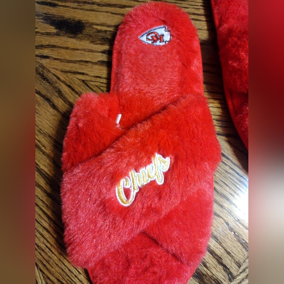 Kansas City Chiefs Red Fuzzy Slippers KC Chiefs Open-Toe Criss Cross Slip-on - Picture 3 of 11